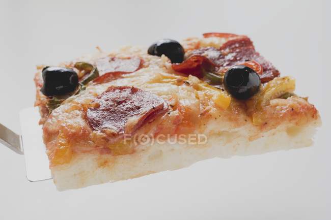 Rebanada de pizza de pepperoni - foto de stock