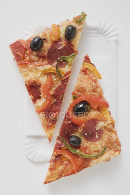 Нарезанная пицца с пепперони — стоковое фото