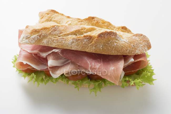 Sandwich de jamón crudo - foto de stock