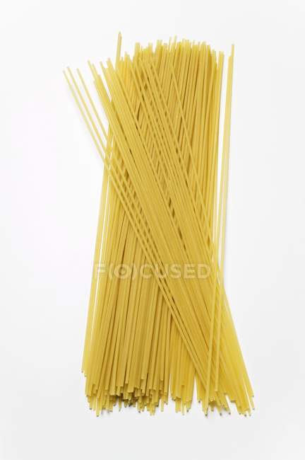 Espaguetis secos crudos - foto de stock