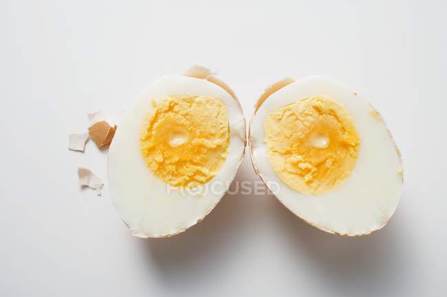 Reducido a la mitad huevo duro - foto de stock