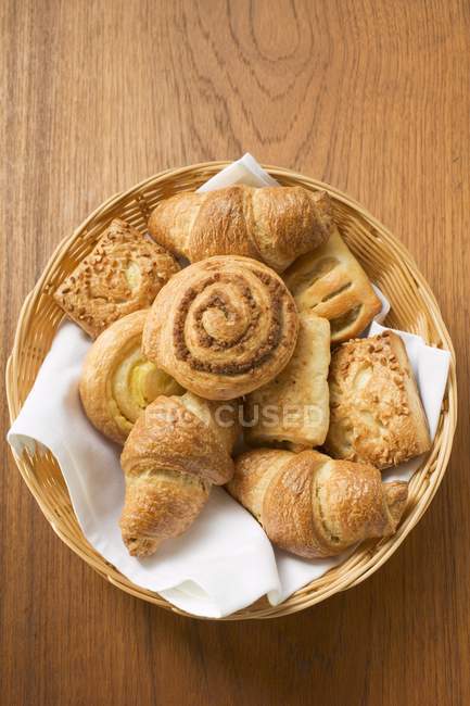 Pâtisseries sucrées dans le panier à pain — Photo de stock