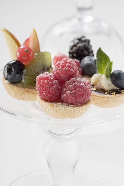 Beerenkuchen am Kuchenstand — Stockfoto