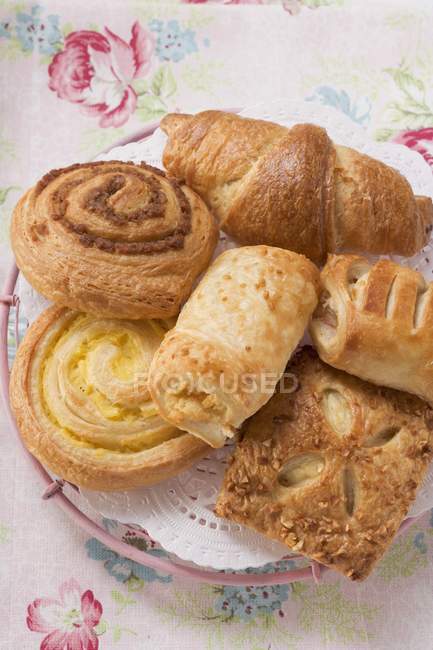 Sweet pastries in wire basket — Stock Photo
