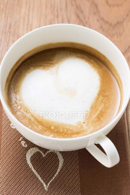 Taza de café con espuma de leche - foto de stock