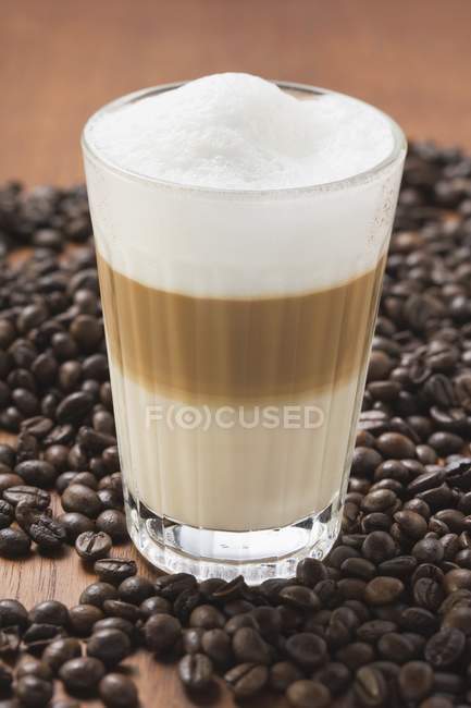 Latte macchiato em vidro — Fotografia de Stock