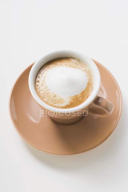 Taza de Espresso con espuma de leche - foto de stock