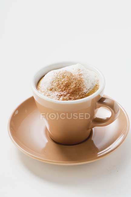 Чашка капучино з молоком — стокове фото