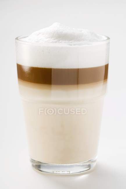 Macchiato de latte en vidrio - foto de stock