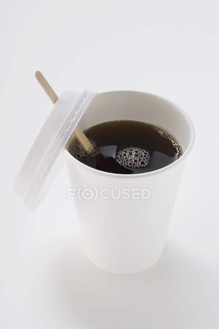 Café noir dans une tasse en papier — Photo de stock