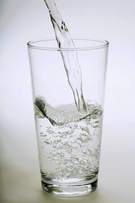 Verser de l'eau claire — Photo de stock
