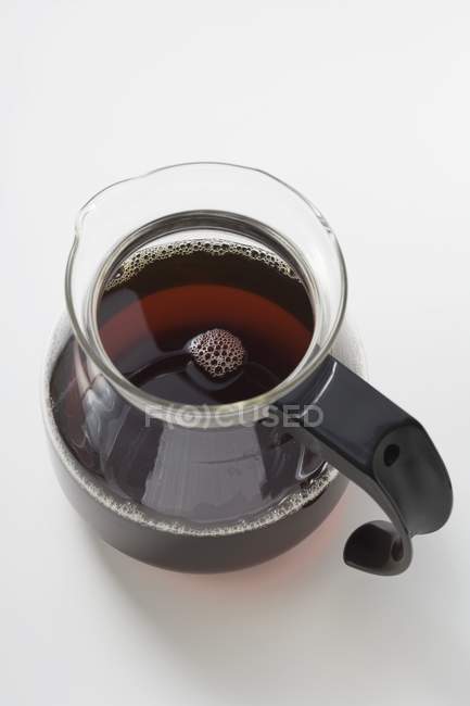 Caffè nero in brocca di vetro — Foto stock