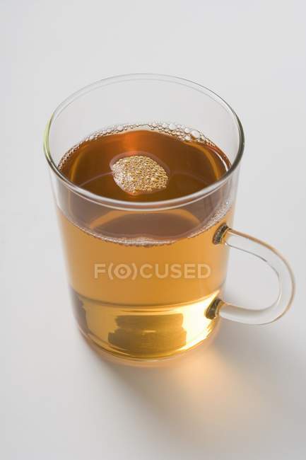 Thé dans une tasse en verre — Photo de stock