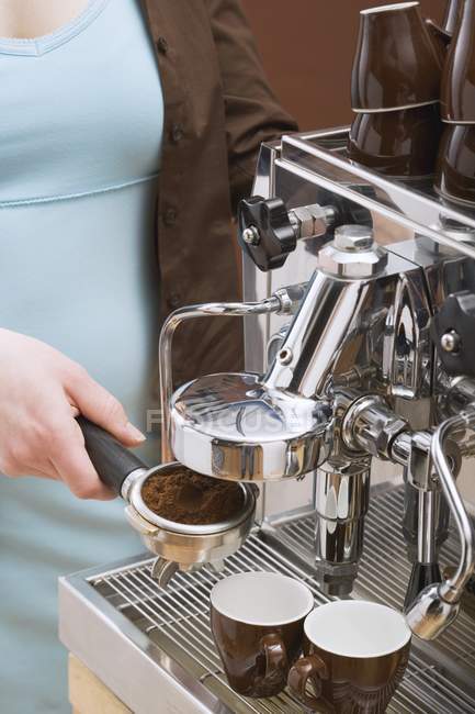 Крупним планом подання жінка робить еспресо з кава-машиною — стокове фото