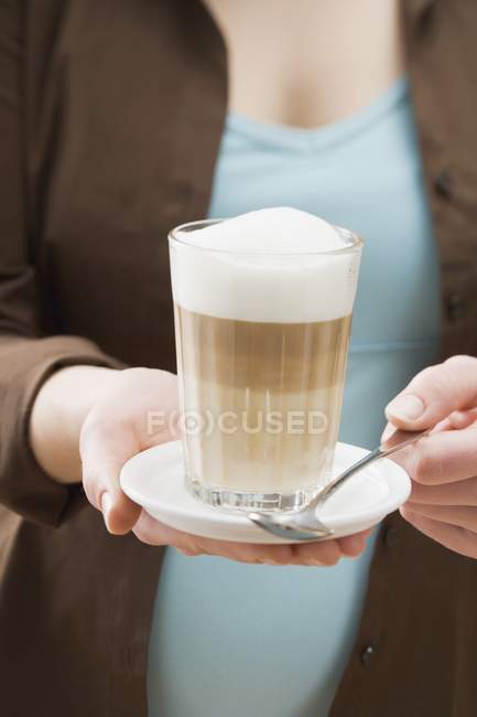 Donna con latte macchiato — Foto stock