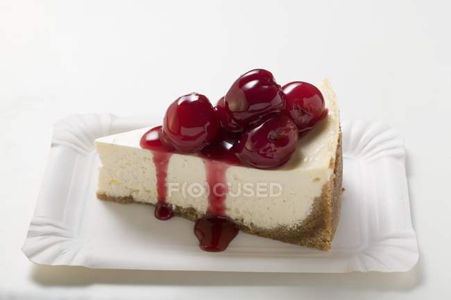 Cheesecake à la sauce cerise — Photo de stock