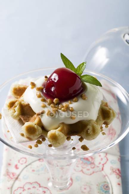Cialda con crema alla vaniglia — Foto stock