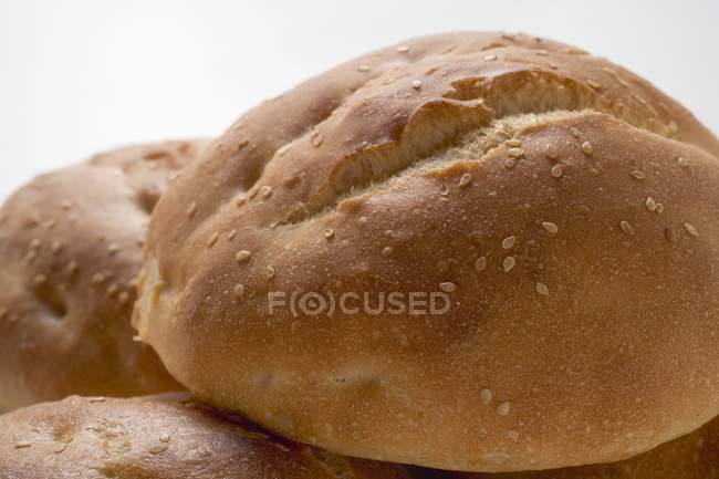 Petits pains au sésame cuits au four en tas — Photo de stock