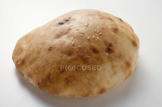 Pan de pita con semillas de sésamo - foto de stock