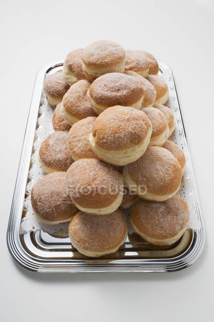 Montão de donuts na bandeja — Fotografia de Stock