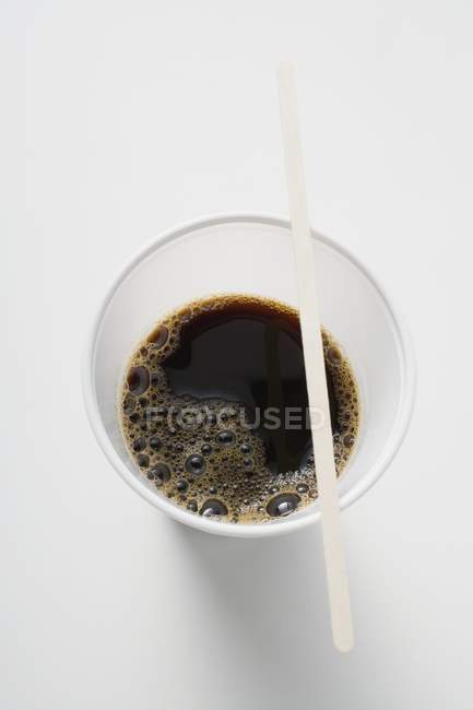 Café negro en taza de plástico - foto de stock