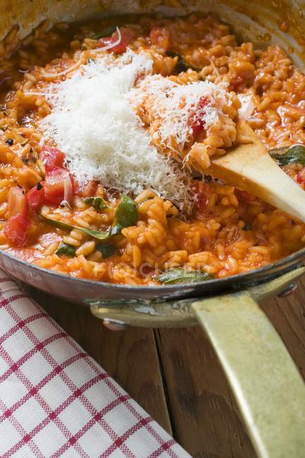 Tomaten-Risotto-Reis mit Basilikum — Stockfoto
