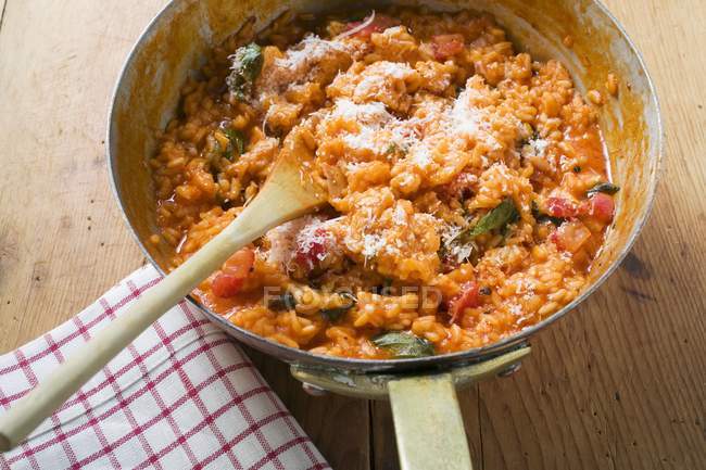 Tomaten-Risotto-Reis mit Basilikum — Stockfoto