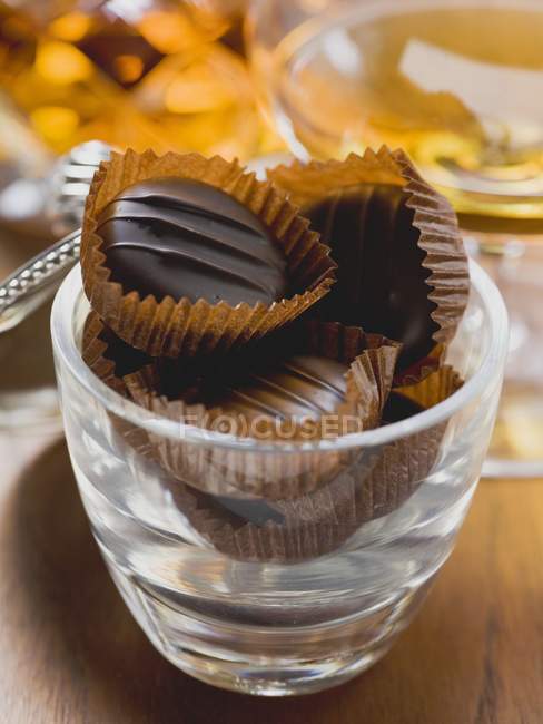 Chocolates marrones sabrosos - foto de stock