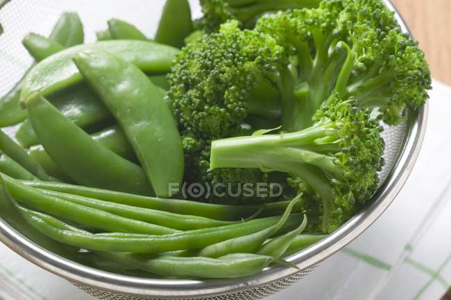Mangetout und Brokkoli im Sieb — Stockfoto