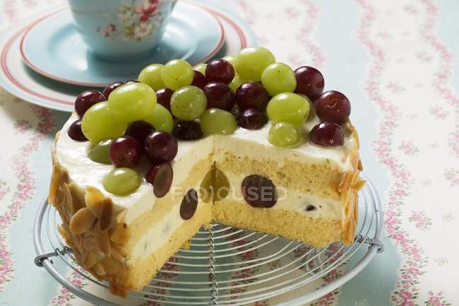Torta di yogurt con uva — Foto stock