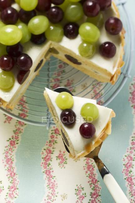 Yoghurt cake with grapes — Stock Photo