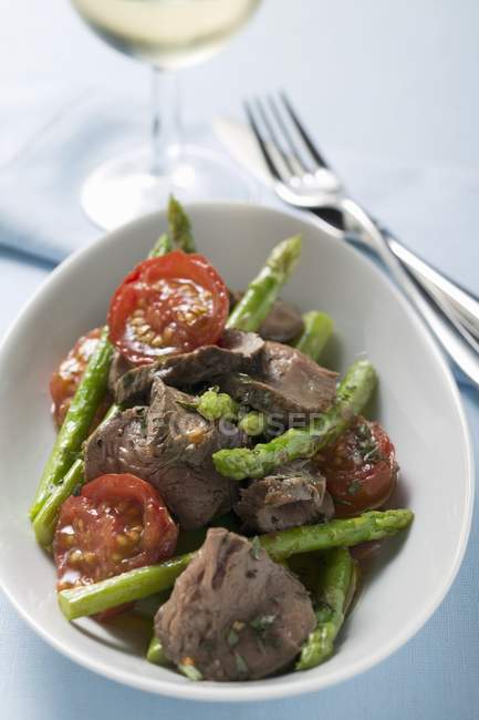 Roasted beef with asparagus and tomatoes — Stock Photo