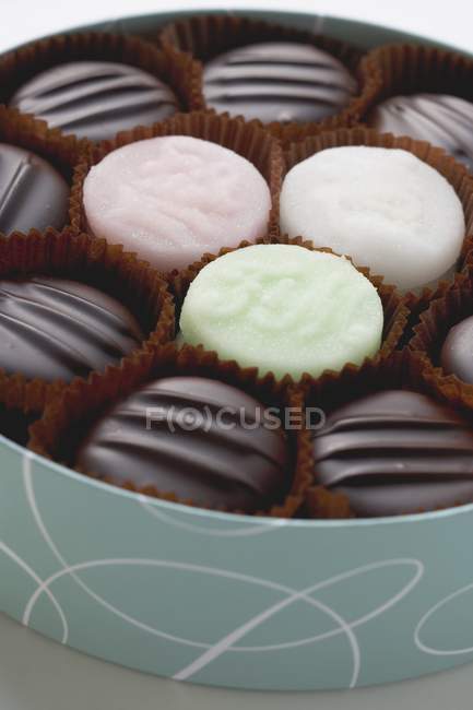 Chocolates dulces surtidos - foto de stock