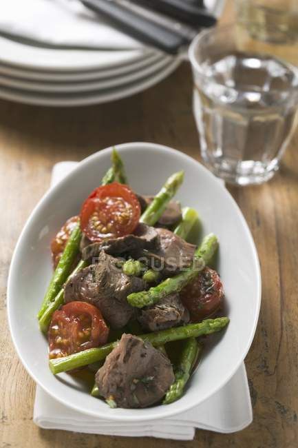 Gebratenes Rindfleisch mit Spargel und Tomaten — Stockfoto