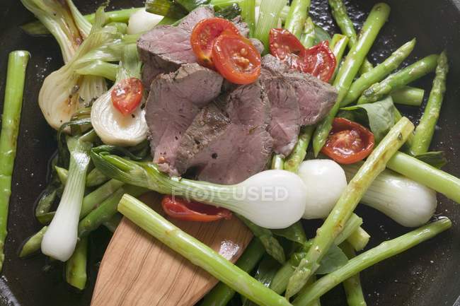 Gebratenes Rindfleisch mit Spargel — Stockfoto