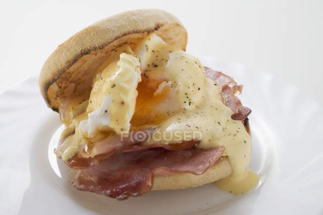 Англійський кекс з смаженим яйцем — стокове фото