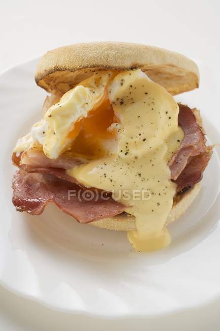 English muffin with fried egg — Stock Photo