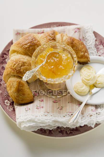Orangenmarmelade und Croissant — Stockfoto