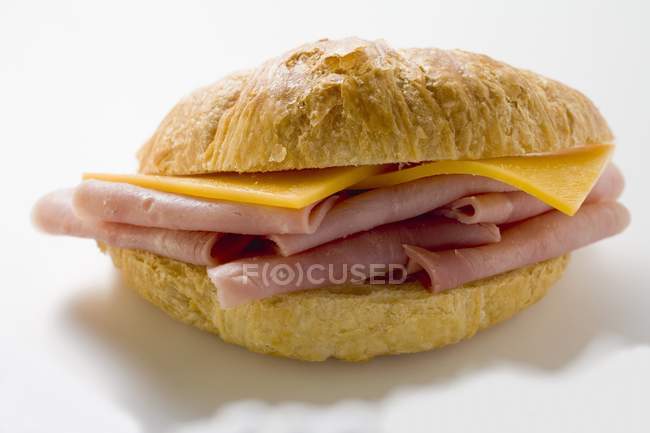 Croissant relleno de jamón y queso - foto de stock