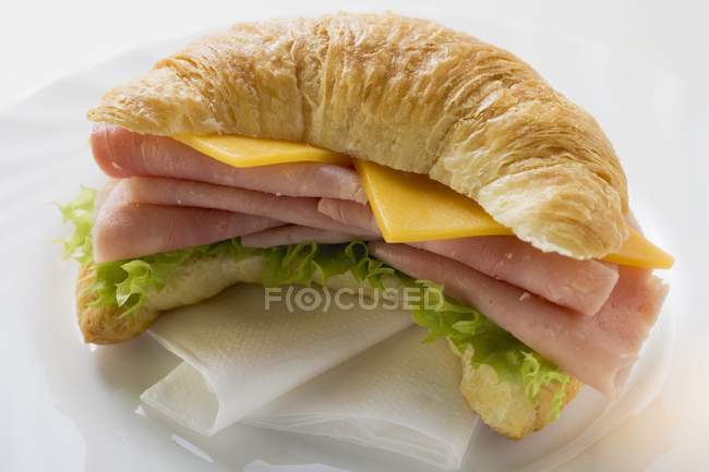 Croissant con prosciutto e formaggio — Foto stock
