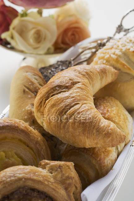 Rouleaux de pain et pâtisseries sucrées — Photo de stock