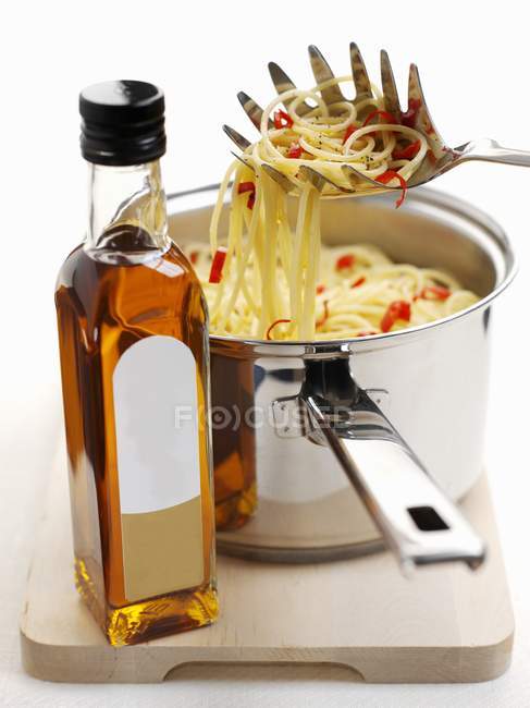 Massa de espaguete com pimenta — Fotografia de Stock