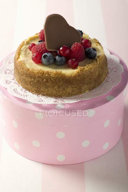 Mini-tarta de queso en caja rosa - foto de stock