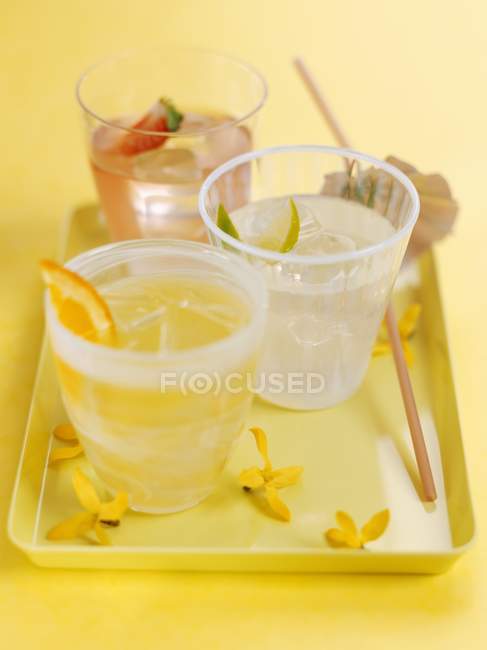 Cocktail di frutta con fette di lime — Foto stock