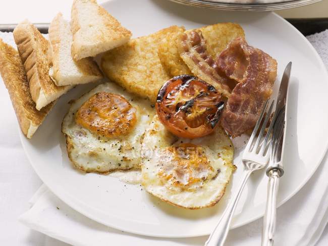 Fried eggs on plate — Stock Photo