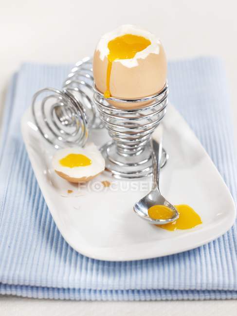 Uovo sodo in tazza di metallo — Foto stock