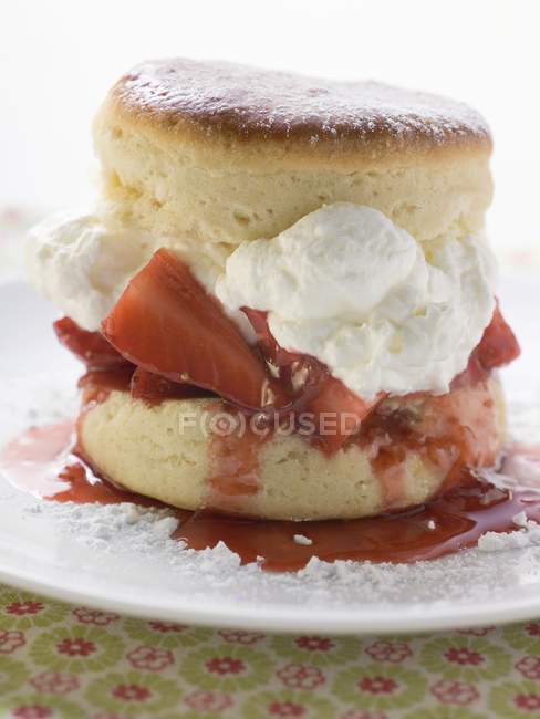 Amerikanischer traditioneller Erdbeer-Shortcake — Stockfoto