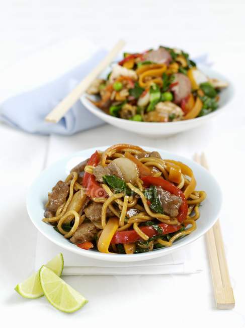 Fried noodles with beef and peppers — Stock Photo
