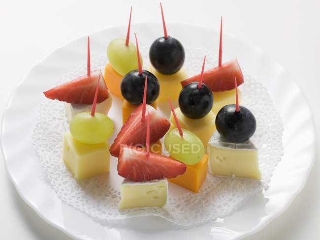 Formaggi e antipasti di frutta — Foto stock
