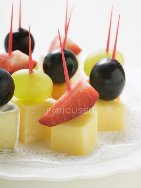 Cheese and fruit appetisers — Stock Photo